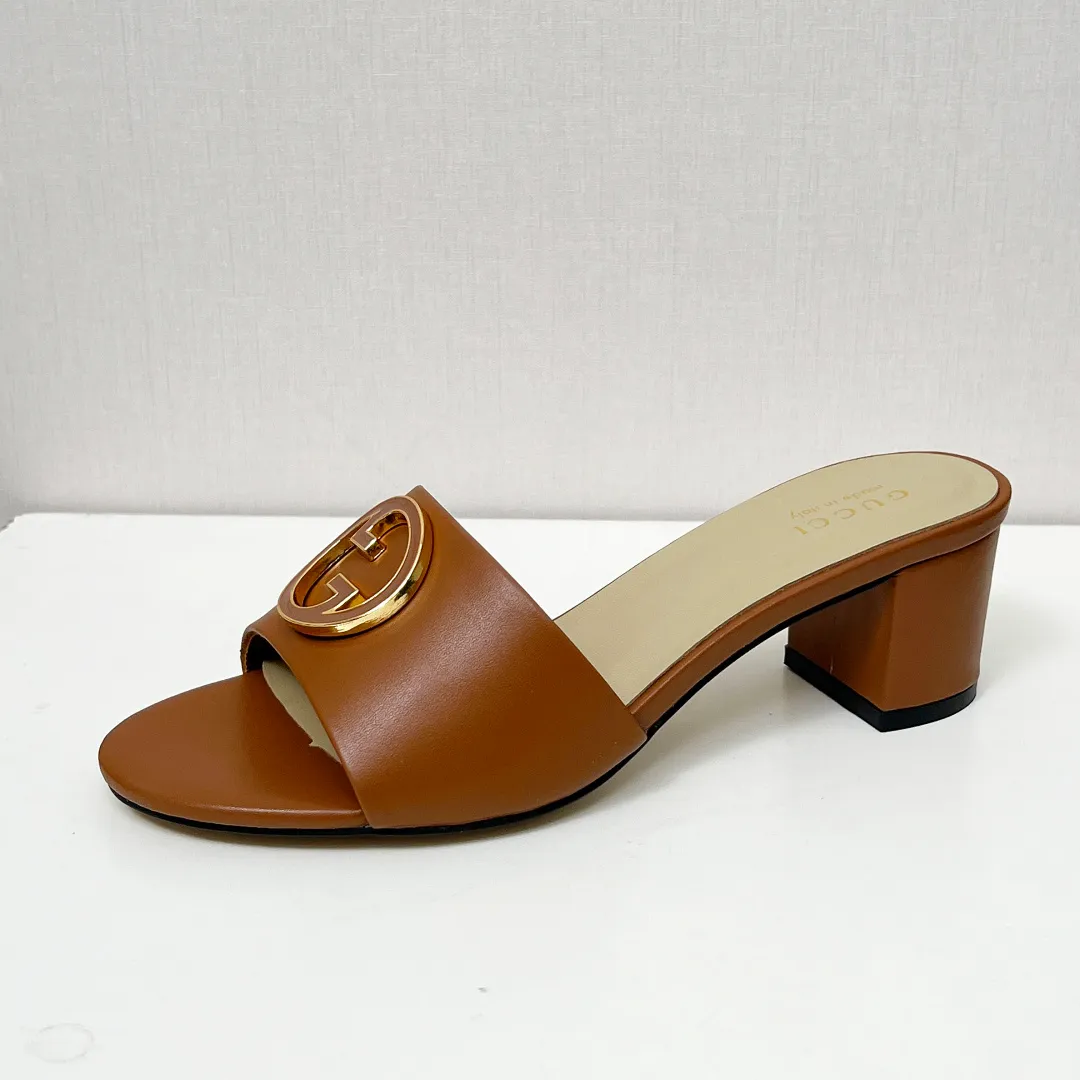 👟👟Ex-factory price 360👟👟 Genuine leather sole +40 Gucci 𝟐𝟎𝟐5 new spring and summer double G buckle round toe medium heel slippers, this G family series of slippers are so beautiful, high-end must buy~ The double G Logo is so beautiful on the feet, a classy style! The buttons have the GUCCI logo. Fabric: Cowhide Lining: Sheepskin lining Sheepskin pad Heel height: 5CM Sole: Italian genuine leather outsole Size: 35-44 [42 43 44 customized]